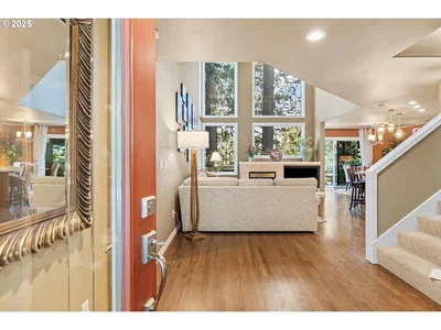 Oturma odası; ahşap zemin, doğal ışık, modern stil