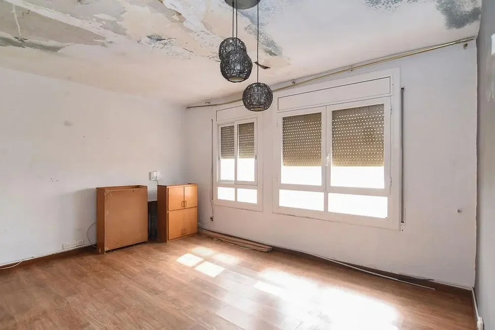 Quarto; chão de madeira, luz natural, precisa de renovação