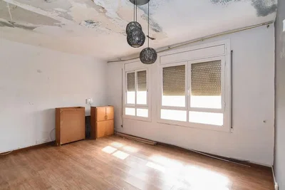 Quarto; chão de madeira, luz natural, precisa de renovação