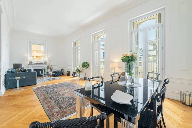 Wohnzimmer; tageslicht, holzboden, moderner stil, blick