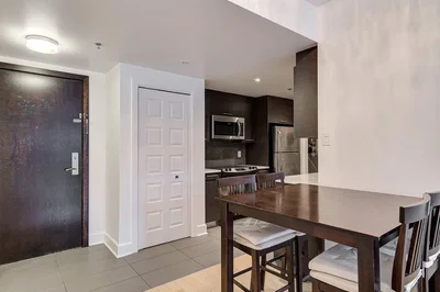 Cuisine; électroménager, carrelage, lumière naturelle