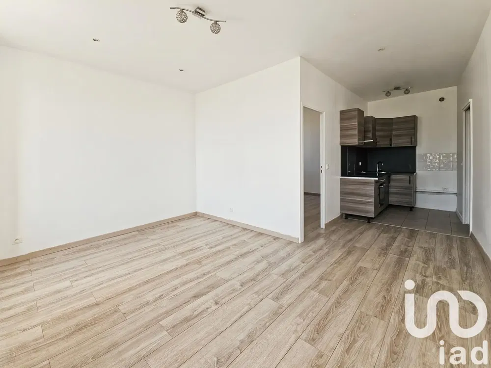 Σαλόνι; πλακάκια, συσκευές κουζίνας, ανακαινισμένο, φυσικό φως