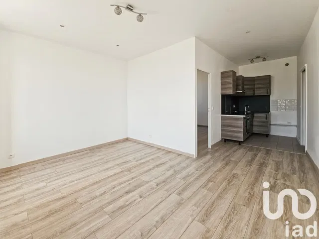 Σαλόνι; πλακάκια, συσκευές κουζίνας, ανακαινισμένο, φυσικό φως