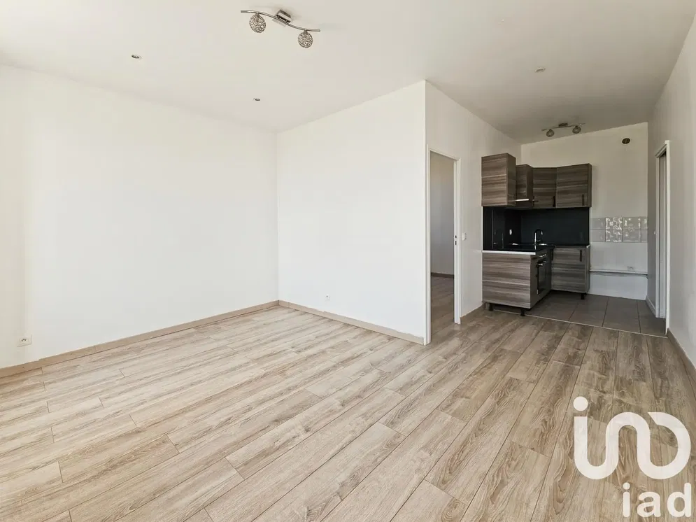 Σαλόνι; πλακάκια, συσκευές κουζίνας, ανακαινισμένο, φυσικό φως