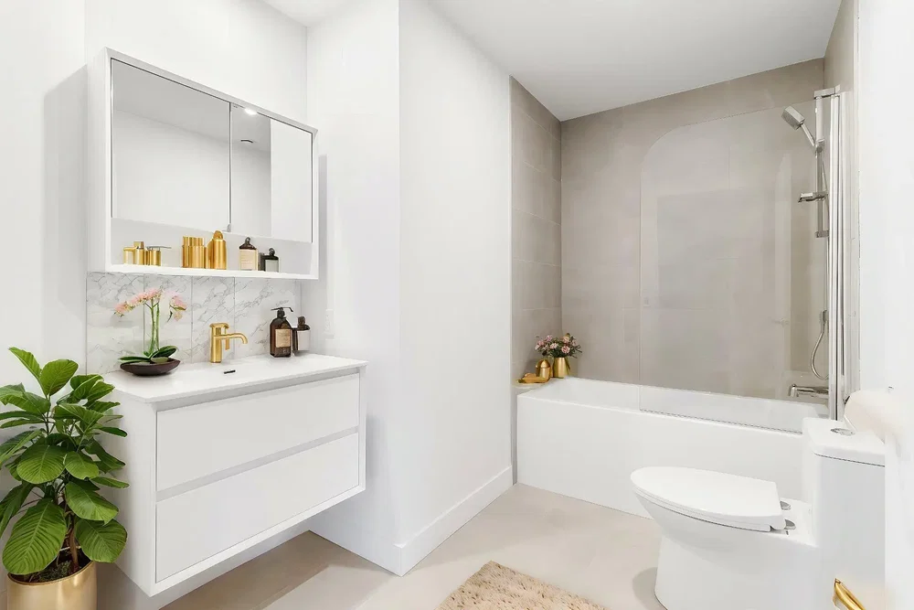 Salle de bain; rénové, lumière naturelle, style moderne, carrelage