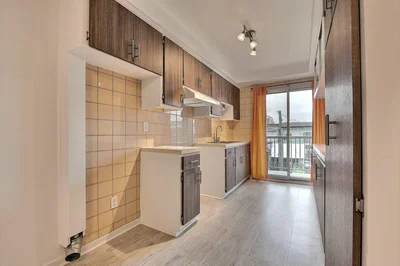Cucina; vista, pavimento in piastrelle, elettrodomestici, luce naturale