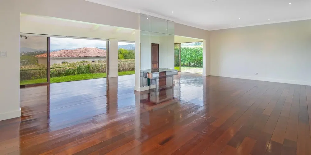 Дневна соба; поглед, дрвени под, природно светло