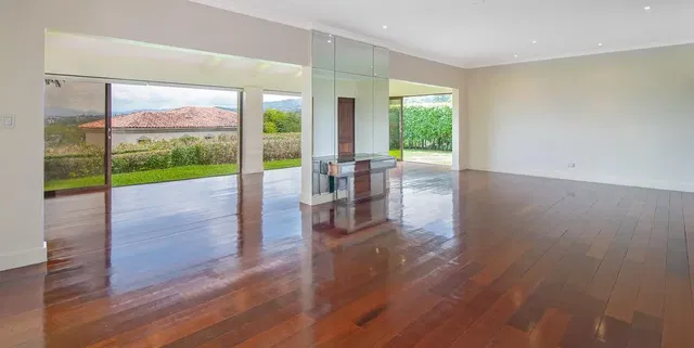 Sala de estar; vista, chão de madeira, luz natural