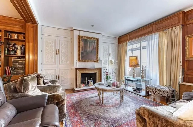 Wohnzimmer; kamin, holzbalken, rustikaler stil, tageslicht