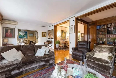 Oturma odası; rustik stil, ahşap kirişler, yüksek tavan, doğal ışık