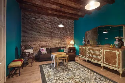 Oturma odası; ahşap kirişler, rustik stil, doğal ışık