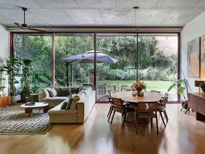 غرفة معيشة; إطلالة, ضوء طبيعي, أسلوب عصري, أرضية خشبية