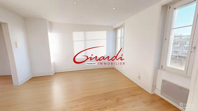 Хол; естествена светлина, дървен под, гледка