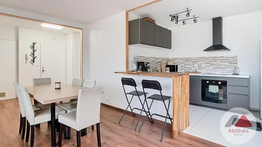 Keuken; keukenapparatuur, houten vloer, natuurlijk licht, moderne stijl