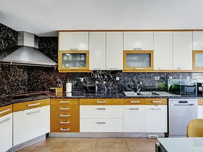 مطبخ; أجهزة المطبخ, أرضية من البلاط, مجدد, ضوء طبيعي, أسلوب عصري