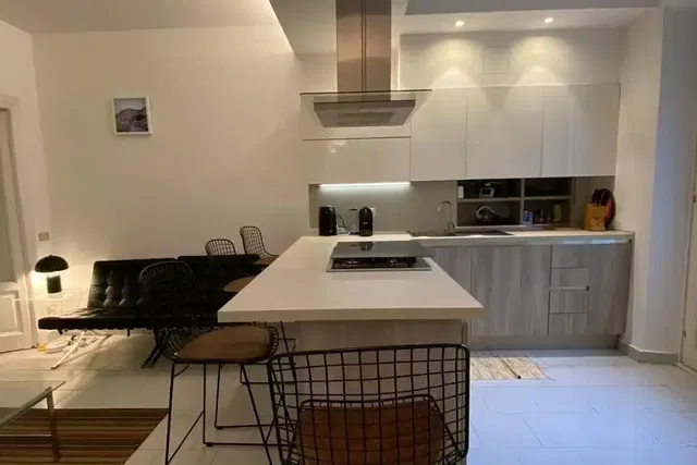 Küche; küchengeräte, fliesenboden, tageslicht, moderner stil