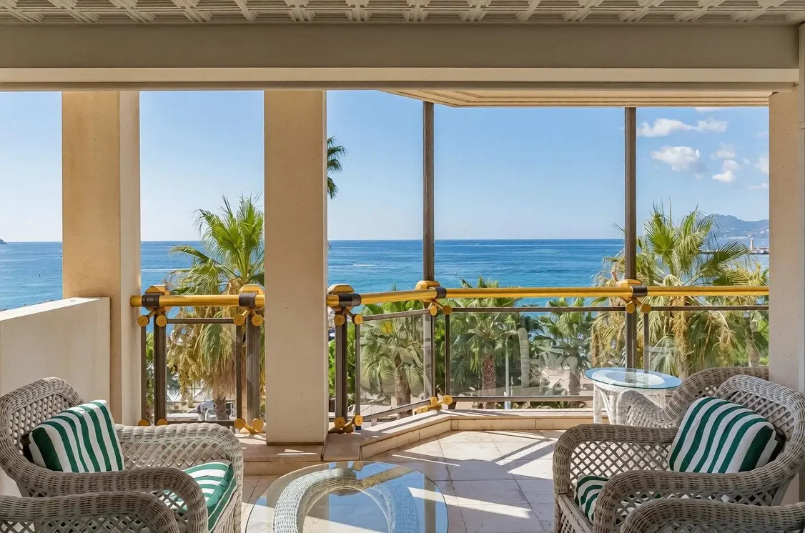 Балкон; поглед, природно светло