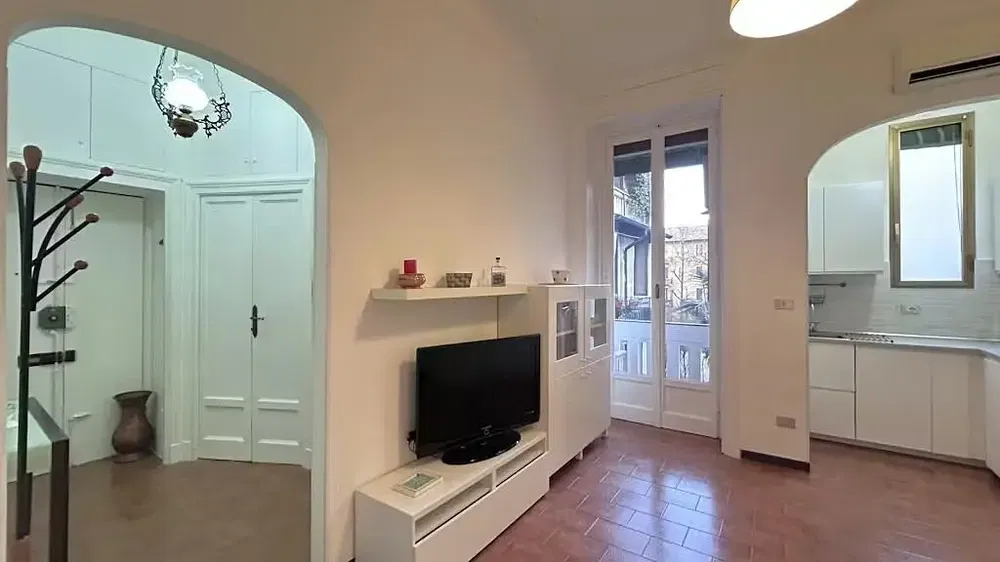 Soggiorno; pavimento in piastrelle, luce naturale