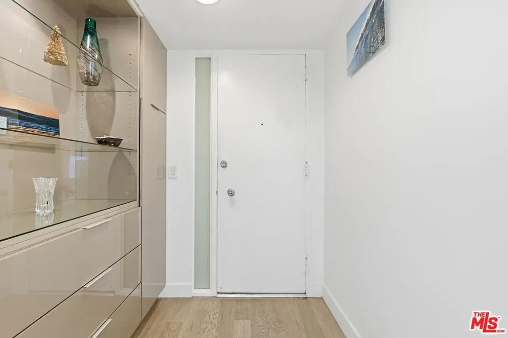Vestiaire; parquet, style moderne, rénové, lumière naturelle