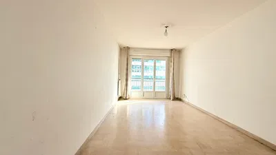 Σαλόνι; φυσικό φως, ξύλινο πάτωμα