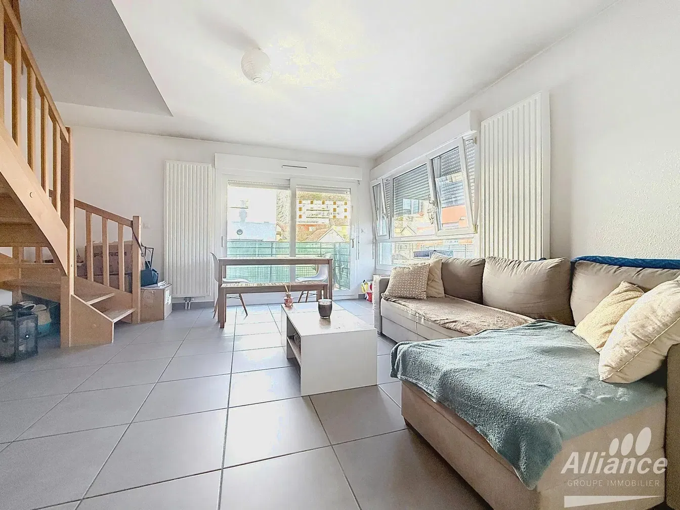 Salon; podłoga z płytek, światło dzienne, widok