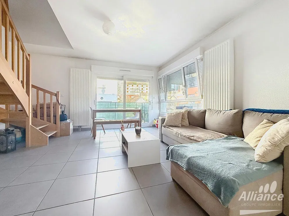 Salon; podłoga z płytek, światło dzienne, widok