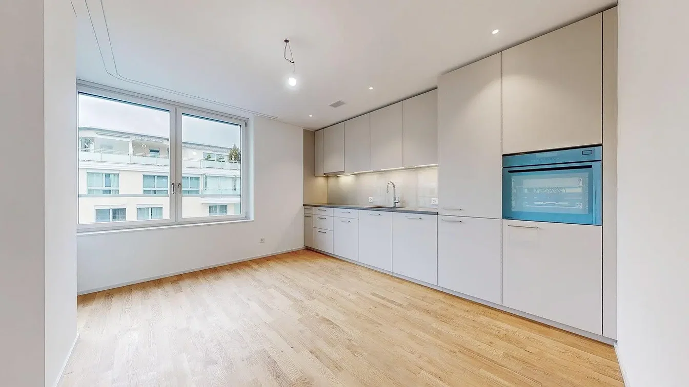 Küche; blick, küchengeräte, tageslicht, holzboden, renoviert, moderner stil