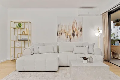 Oturma odası; doğal ışık, modern stil, ahşap zemin