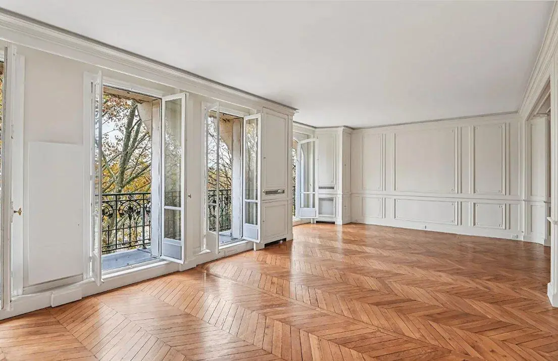 Хол; гледка, дървен под, естествена светлина