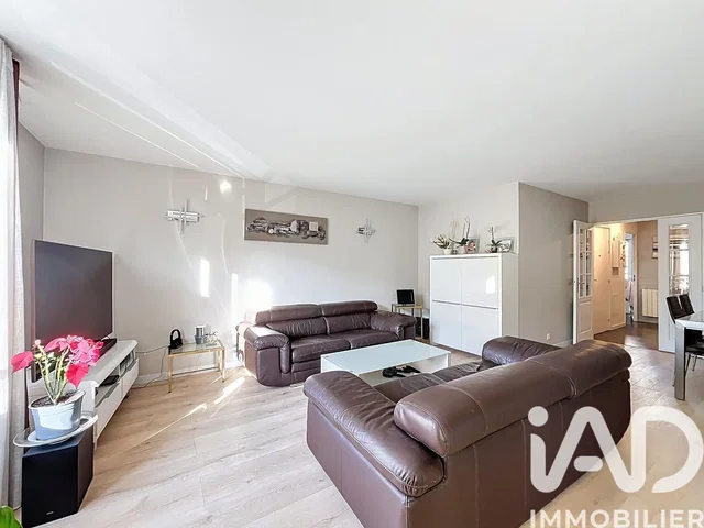 Wohnzimmer; tageslicht, holzboden, moderner stil