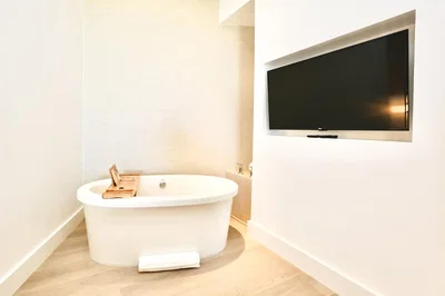 Salle de bain; lumière naturelle, rénové, parquet