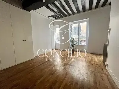 غرفة; أرضية خشبية, ضوء طبيعي, عوارض خشبية