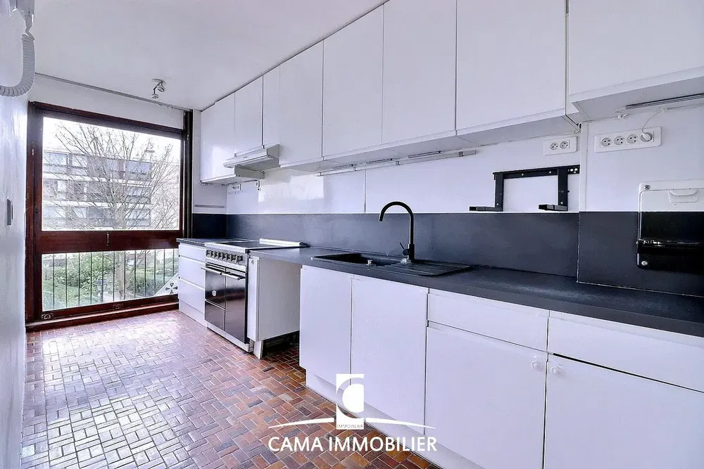 Κουζίνα; συσκευές κουζίνας, θέα, πλακάκια, ανακαινισμένο, φυσικό φως