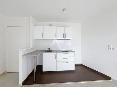 Cucina; elettrodomestici, pavimento in piastrelle