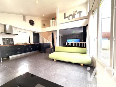 Woonkamer; uitzicht, tegelvloer, natuurlijk licht