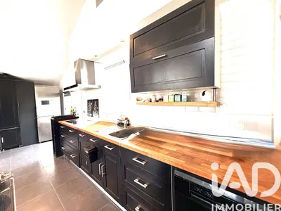 Keuken; keukenapparatuur, tegelvloer, natuurlijk licht