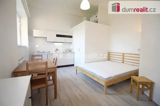 Kuchyňa; drevená podlaha, prirodzené svetlo