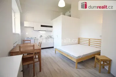 Kuchyňa; drevená podlaha, prirodzené svetlo, moderný štýl