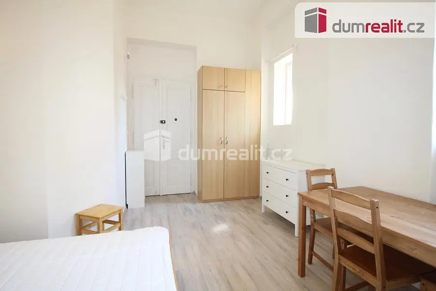 Dormitorio; suelo de madera, luz natural, estilo moderno