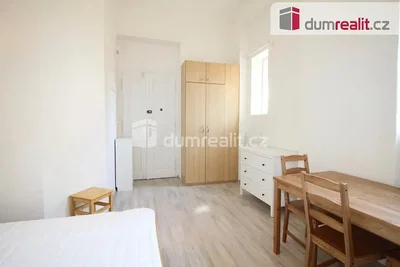 Spálňa; drevená podlaha, prirodzené svetlo, moderný štýl