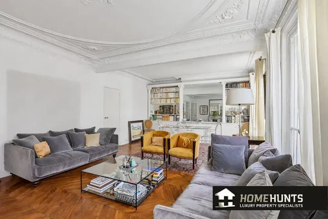 Σαλόνι; ξύλινο πάτωμα, φυσικό φως, μοντέρνο στυλ