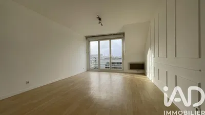 Salon; vue, parquet, lumière naturelle