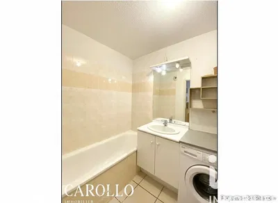 Salle de bain; carrelage, lumière naturelle, rénové