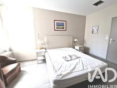 Chambre; lumière naturelle, nécessite rénovation