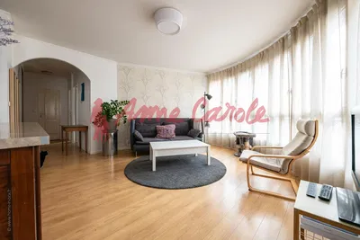 Soggiorno; pavimento in legno, luce naturale, stile moderno