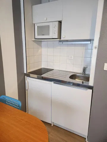 Cucina; elettrodomestici, pavimento in piastrelle