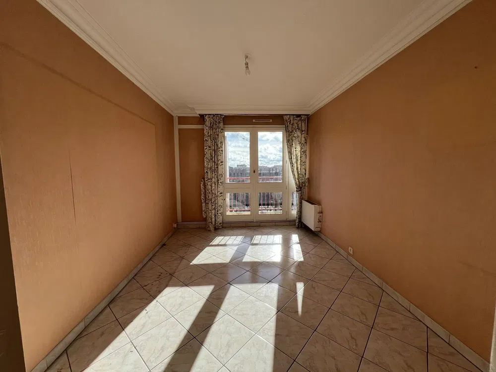 Salón; suelo de baldosas, vista, luz natural