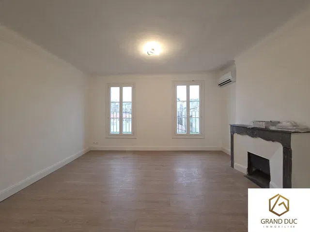 Wohnzimmer; kamin, tageslicht