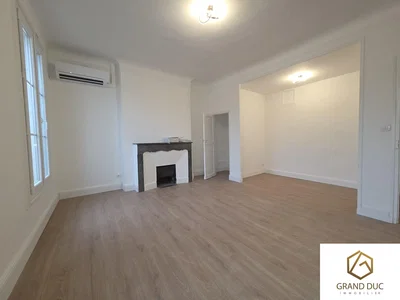 Salon; cheminée, parquet, rénové, lumière naturelle