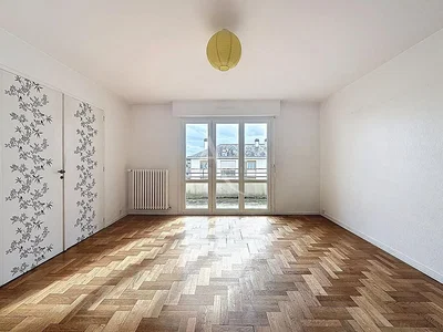 Schlafzimmer; holzboden, tageslicht, blick